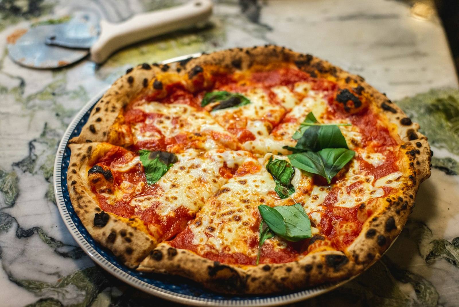 Pizza margherita a la piedra con borde crocante